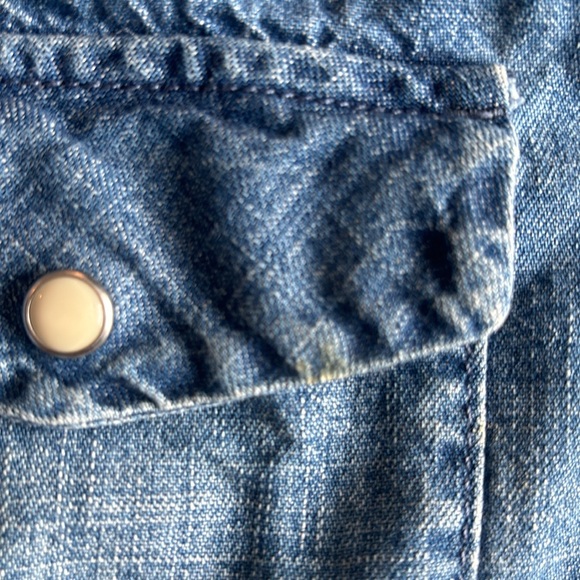 GAP 1969 denim button down shirt with frayed seam details - Picture 3 of 4